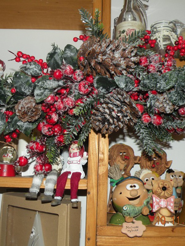 Ozdobená vánoční větev na dveře